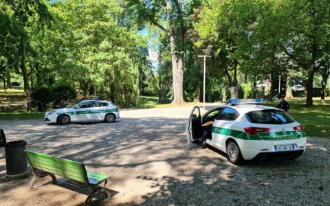 Blitz antidroga ai Giardini Nuvolari: tre giovani fermati dopo una breve fuga