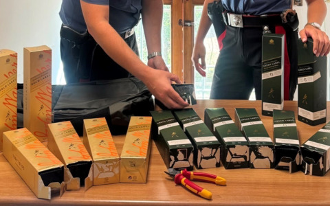 Prende sedici bottiglie di alcolici al Tosano di Curtatone ed esce senza pagare, 35enne arrestato