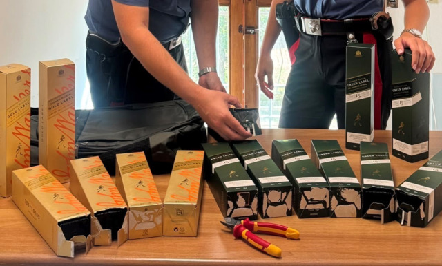 Prende sedici bottiglie di alcolici al Tosano di Curtatone ed esce senza pagare, 35enne arrestato