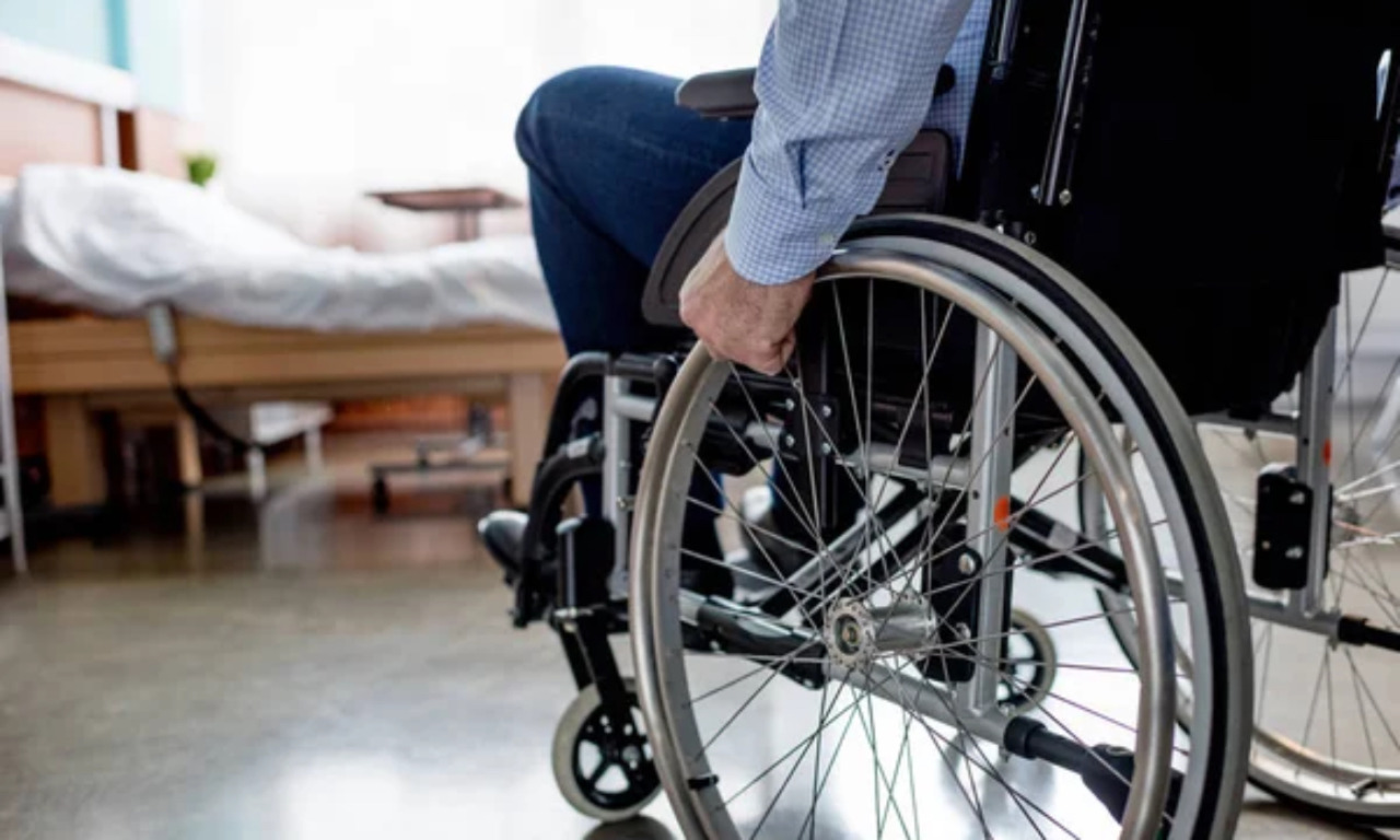 Ruba 18.500 euro all’anziano disabile che assisteva a San Benedetto Po: denunciata 76enne