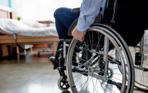 Ruba 18.500 euro all’anziano disabile che assisteva a San Benedetto Po: denunciata 76enne