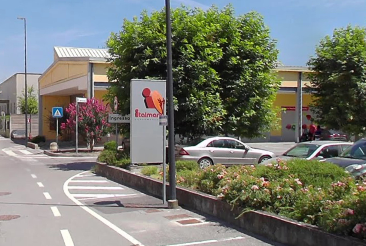 Ruba sessanta bottiglie di vino all’Italmark di Canneto sull’Oglio, 36enne beccato