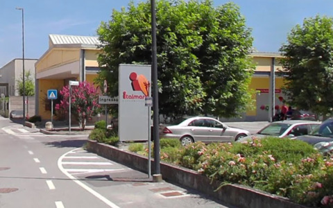 Ruba sessanta bottiglie di vino all’Italmark di Canneto sull’Oglio, 36enne beccato