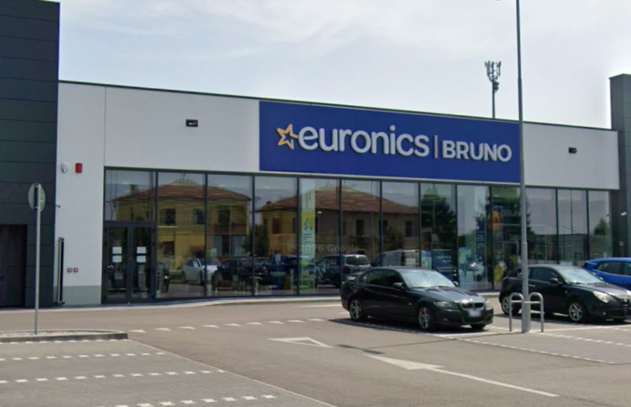 Ruba un computer da 1.400 euro all’Euronics di Mantova, ladro 23enne beccato dopo mesi