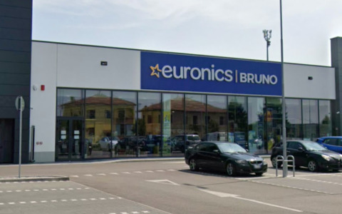 Ruba un computer da 1.400 euro all’Euronics di Mantova, ladro 23enne beccato dopo mesi