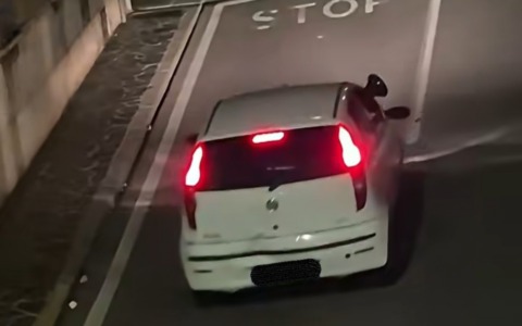 Con il megafono fuori dal finestrino dell’auto sveglia i residenti, incastrato dalle telecamere