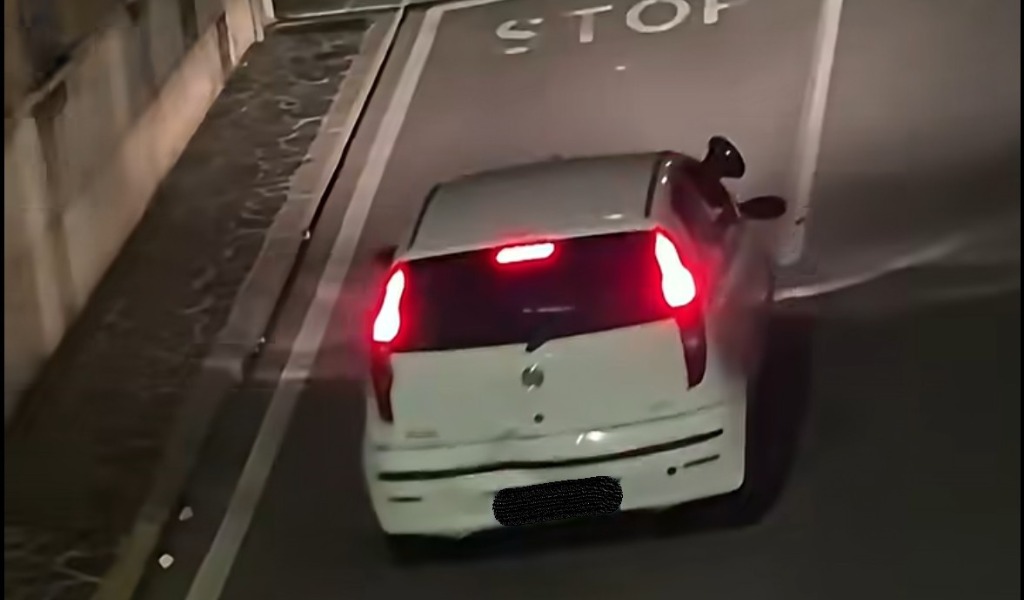 Con il megafono fuori dal finestrino dell’auto sveglia i residenti, incastrato dalle telecamere