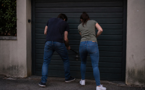 Tentano di entrare in una villetta forzando il garage: coppia arrestata nel quartiere Lunetta