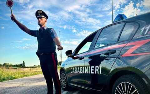 Fugge all’alt dei carabinieri a Suzzara: 26enne beccata poco dopo senza patente e con marijuana