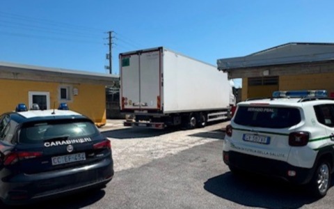 Infortunio al Salumificio Merlotti: operaio colpito alla testa dal portellone di un camion in manovra