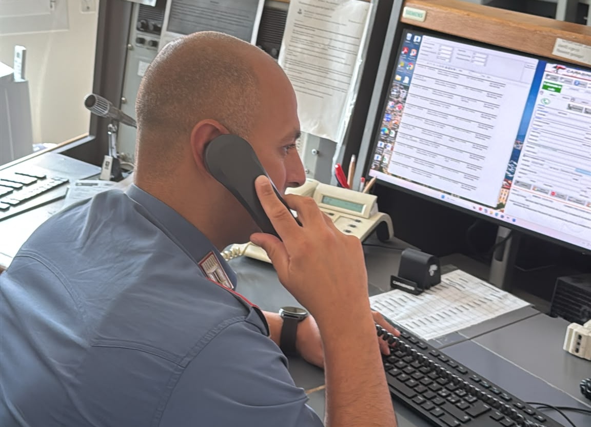 91enne chiama i Carabinieri per solitudine: pattuglia a domicilio riporta serenità alla coppia