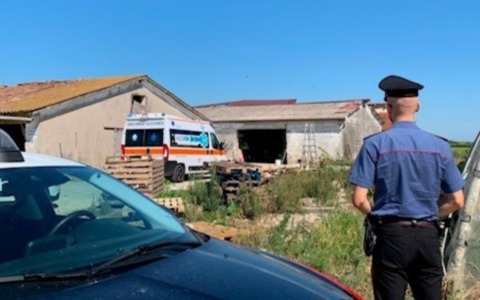 Malore durante i lavori sul tetto: operaio precipita da quattro metri, è grave