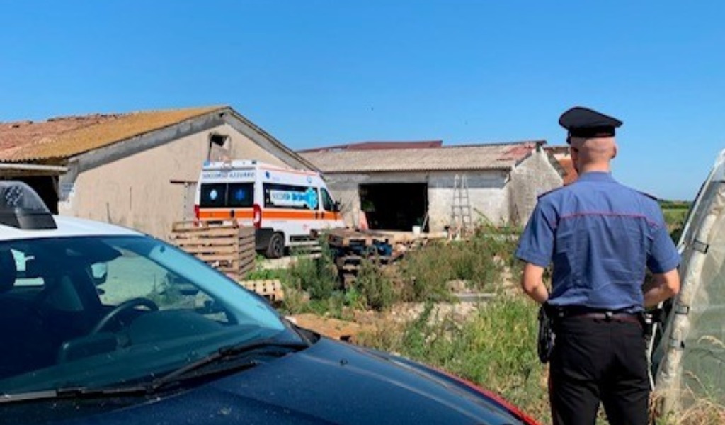 Malore durante i lavori sul tetto: operaio precipita da quattro metri, è grave