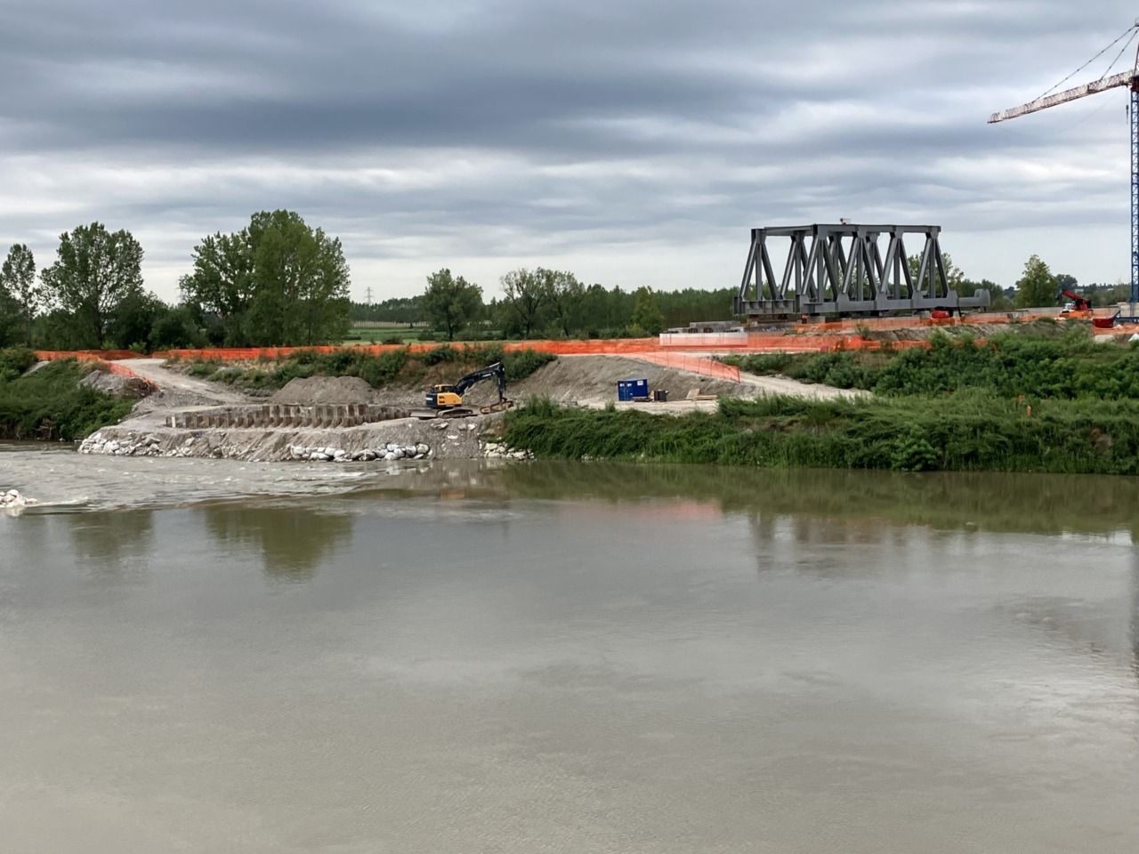 Raddoppio ferroviario Piadena-Mantova, prende forma il nuovo ponte sull’Oglio: montata la prima campata
