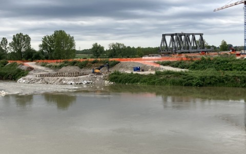 Raddoppio ferroviario Piadena-Mantova, prende forma il nuovo ponte sull’Oglio: montata la prima campata