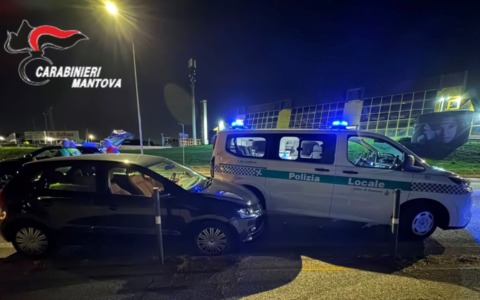 Fugge all’alt e si schianta contro con la Polizia Locale: 46enne denunciata per guida in stato di ebbrezza