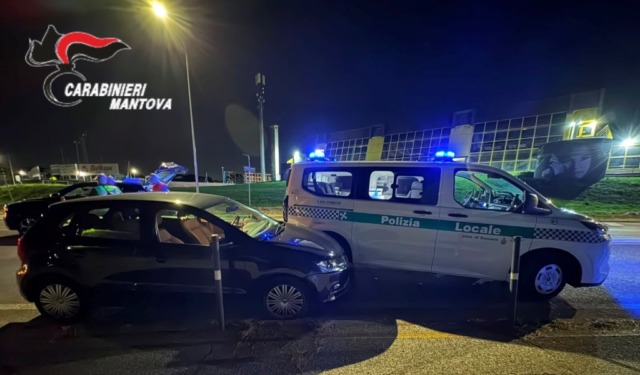Fugge all’alt e si schianta contro con la Polizia Locale: 46enne denunciata per guida in stato di ebbrezza