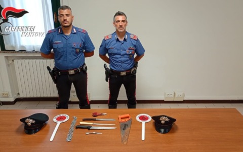 37enne fermato dai Carabinieri: in auto una sega e quattro coltelli