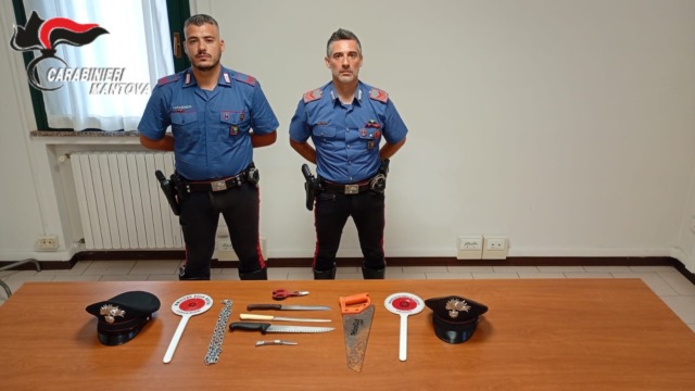 37enne fermato dai Carabinieri: in auto una sega e quattro coltelli