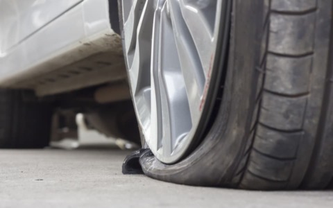 Buca le gomme dell’auto alla madre e minaccia di incendiarle casa: 41enne arrestato a Suzzara