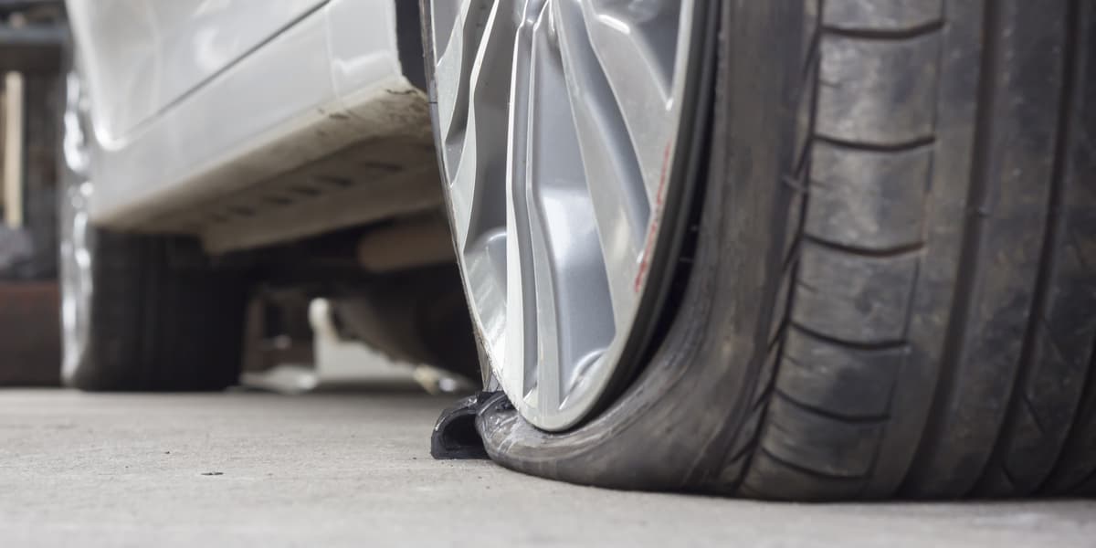 Buca le gomme dell’auto alla madre e minaccia di incendiarle casa: 41enne arrestato a Suzzara