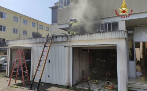 Incendio in un garage nel quartiere Lunetta: tempestivo l’intervento dei Vigili del Fuoco