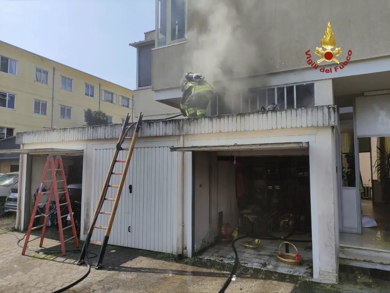 Incendio in un garage nel quartiere Lunetta: tempestivo l’intervento dei Vigili del Fuoco