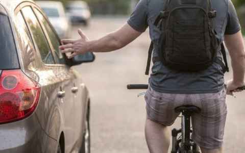 Quistello: non gli dà la precedenza, lui la insegue in bici e prende a calci la sua macchina