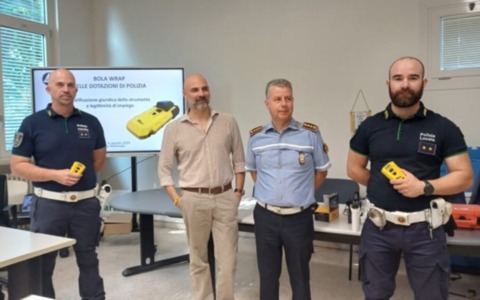 Sicurezza a Mantova, la Polizia Locale si dota del BolaWrap: cos’è e come funziona