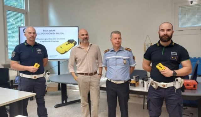 Sicurezza a Mantova, la Polizia Locale si dota del BolaWrap: cos’è e come funziona