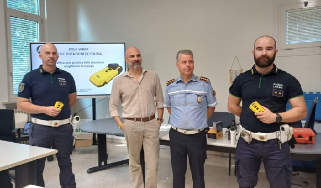 Sicurezza a Mantova, la Polizia Locale si dota del BolaWrap: cos’è e come funziona