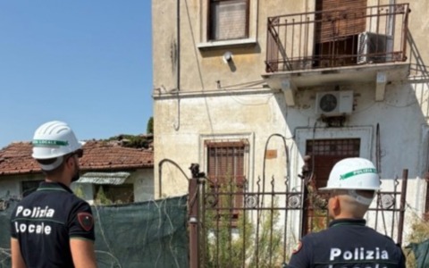 Garage abusivo non dichiarato nel rogito: scoperti dalla Polizia Locale, scatta la denuncia per falso