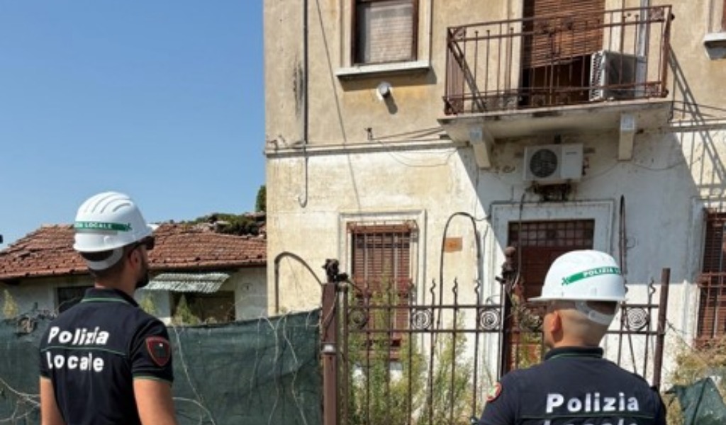 Garage abusivo non dichiarato nel rogito: scoperti dalla Polizia Locale, scatta la denuncia per falso