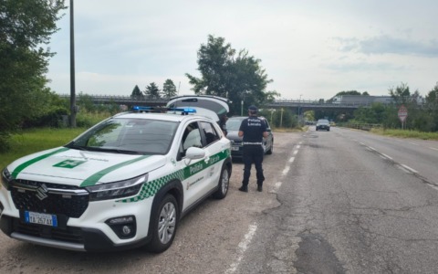 Forza il posto di blocco e sperona l’auto della Polizia Locale: scatta l’inseguimento