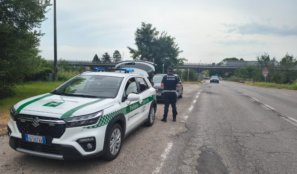 Forza il posto di blocco e sperona l’auto della Polizia Locale: scatta l’inseguimento