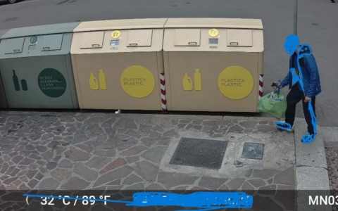 Rifiuti abbandonati in centro a Mantova: “incastrato” dalle telecamere e multato per 500 euro