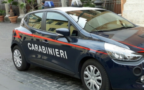 Picchia il fratello e minaccia la madre, poi aggredisce i carabinieri: 19enne arrestato a Sermide