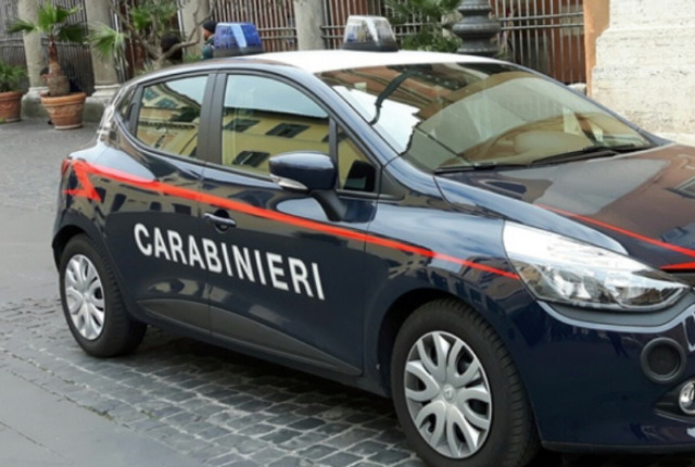 Picchia il fratello e minaccia la madre, poi aggredisce i carabinieri: 19enne arrestato a Sermide
