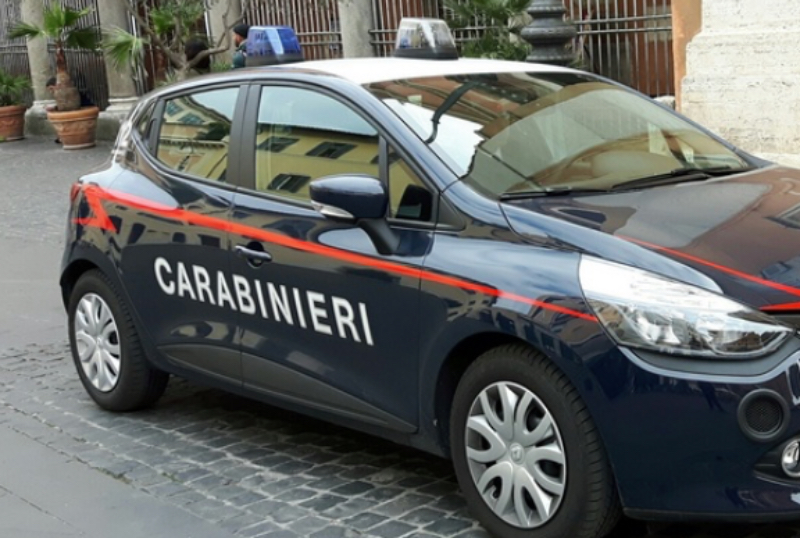 Picchia il fratello e minaccia la madre, poi aggredisce i carabinieri: 19enne arrestato a Sermide