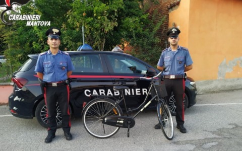 Ruba una bici in un’abitazione di Sabbioneta, 34enne tradita dalle telecamere e denunciata