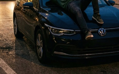 Si sdraia sul cofano dell’auto ferma ma l’amico parte e lui cade, grave 19enne di Rodigo