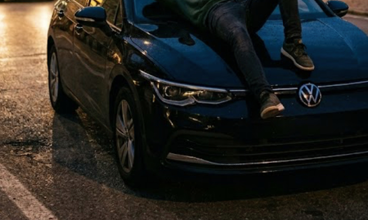 Si sdraia sul cofano dell’auto ferma ma l’amico parte e lui cade, grave 19enne di Rodigo