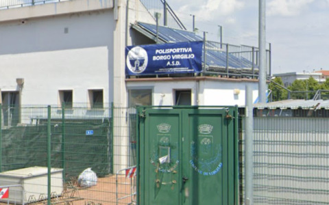 Vandali al campo sportivo di Borgo Virgilio: spogliatoi imbrattati con la vernice blu