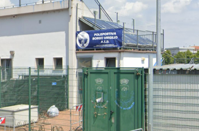 Vandali al campo sportivo di Borgo Virgilio: spogliatoi imbrattati con la vernice blu