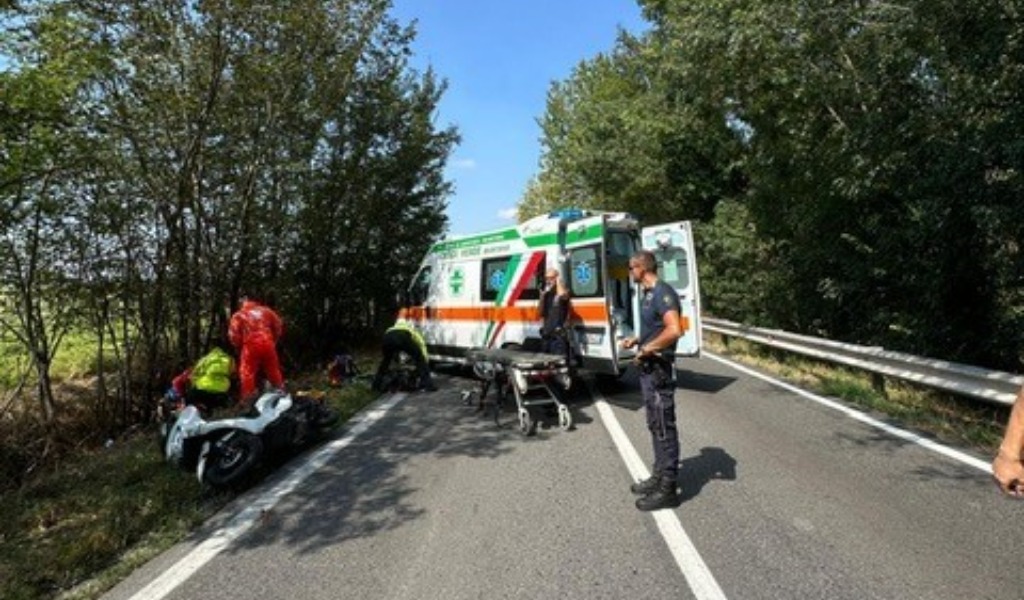 Camion urta uno scooter durante un sorpasso: ferito 71enne a Castellucchio