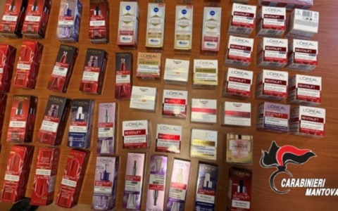 Sorpresi con 800 euro di cosmetici rubati al supermercato: giovane coppia denunciata