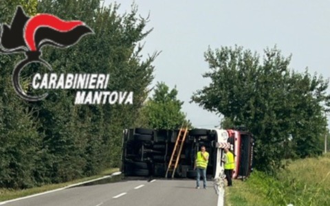 Autobotte dei Vigili del Fuoco si ribalta sulla Asolana a Casalmoro: ferito conducente 32enne