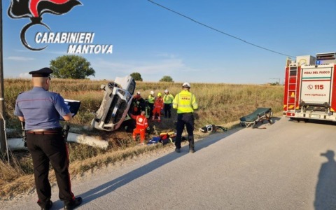 Fuori strada a Castellucchio: autovettura finisce nel fossato, ferita la conducente