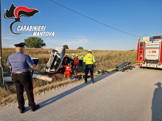 Fuori strada a Castellucchio: autovettura finisce nel fossato, ferita la conducente