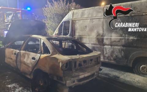 Incendio nella notte a Motteggiana: auto distrutta dalle fiamme, coinvolto anche un furgone